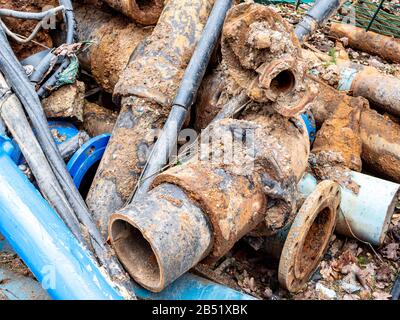 Alte verrostete Wasserleitungen auf einer Baustelle Stockfoto