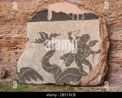 Fragment aus römischem Mosaikboden. Fresko alter kleiner Fliesen neben der Wand. Es ist eines der wichtigen Dekorationselemente, die in der antiken Architektur verwendet werden. Stockfoto