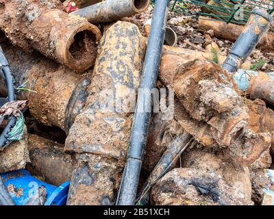 Entsorgung alter rostiger Wasserleitungen Stockfoto