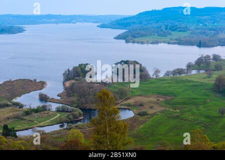 Lake Windermere, River Rothay und Wray Casle in der Ferne auf der linken Seite Blick südöstlich von Loughrigg fiel in der Nähe Ambleside, Lake District, England Stockfoto