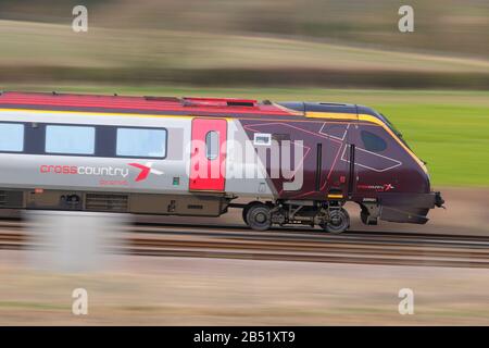 Eine von Cross Country von Arriva betriebene britische Eisenbahnklasse 220, die in Colton Junction bei York zu sehen ist. Stockfoto