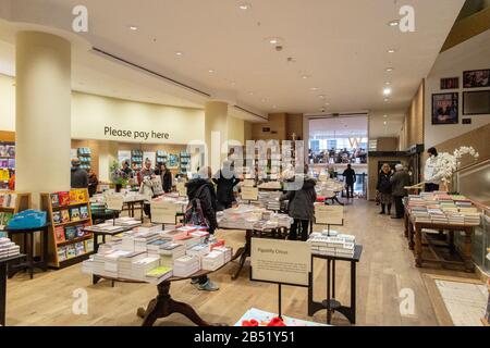 Die Auslagen und Bodenbearbeitung des Innenraums von Waterstone's Buchhandlung auf Piccadilly, London Stockfoto