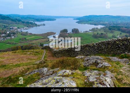 Lake Windermere, der Fluss Rothay und das Dorf Waterhead in der Nähe von Ambleside Blick südöstlich von Loughrigg Fell, Lake District, Cumbria, England. Stockfoto