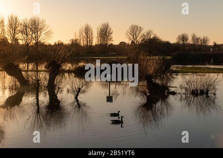 Starke Regenfälle überschwemmen den Fluss Cherwell und machen einen Pub-Garten in Oxford unzugänglich Stockfoto