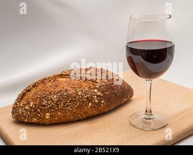 Die traditionellen Brot- und Weinelemente des christlichen heiligen Abendmahls der Kommunion Stockfoto