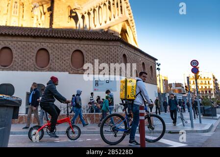 Gig-Arbeiter, die als Riders bekannt sind, sind die Hauptressource der Gig-Wirtschaft und in barcelona sehr reichlich vorhanden Stockfoto