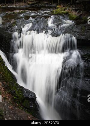 Kleiner Wasserfall in der Nähe des Hauptwasserfalls bei Bushkill Falls in den Pocono Mountains im Osten von Pennsylvania Stockfoto