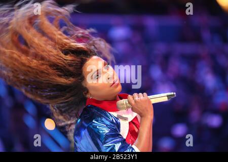 Washington, DC, USA. März 2020. Riley Knoxx, erste offen transgender Woman, tritt am 6. März 2020 auf einer NBA-Halbzeitschau der Washington Wizards in der Capital One Arena in Washington, DC auf. Kredit: Mpi34/Media Punch/Alamy Live News Stockfoto