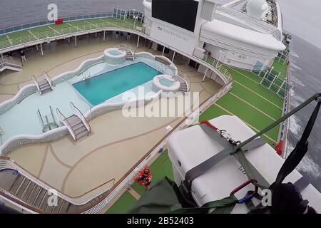 Kalifornien, USA. März 2020. Mitglieder des 129th Rescue Wing der Nationalgarde in Kalifornien sind in diesem Rahmen von Video zu sehen und liefern COVID-19-Testsätze am 5. März 2020 an den Grand Princess Cruise Liner, der sich derzeit vor der Küste Kaliforniens befindet. Vizepräsident Mike Pence enthüllte am Freitag, dass 21 Personen an Bord des Schiffes positiv auf Coronavirus getestet hatten, bevor sie bemerkten, dass das Schiff am Wochenende an einem nicht kommerziellen Hafen anklecken wird, an dem alle Menschen an Bord getestet werden. Foto von California National Guard/UPI Credit: UPI/Alamy Live News Stockfoto