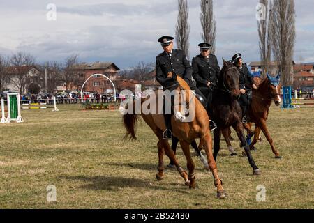 Sofia, Bulgarien - 03. März 2020: Reit-Ostern oder Todor-Tag in Bulgarien, Polizisten, die Pferde im Urlaub fahren. Sprung zu Pferd. Stockfoto