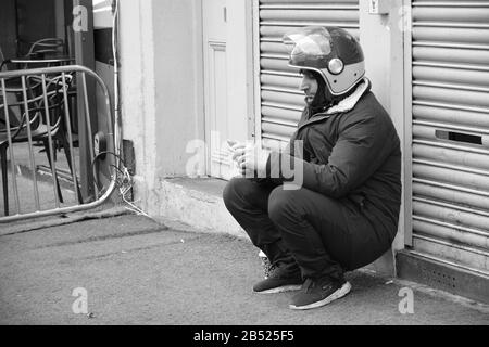 Straßenleben entlang der Portobello Road in London in der Woche geht es beim Coronavirus darum, eine Präsenz in London zu zeigen Stockfoto