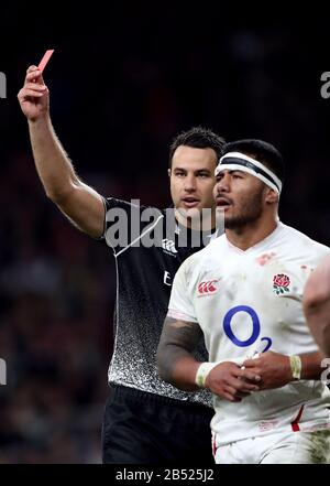 Englands Manu Tuilagi erhält beim Guinness Six Nations Match im Twickenham Stadium, London, vom Schiedsrichter Ben O'Keeffe (links) eine rote Karte. Stockfoto