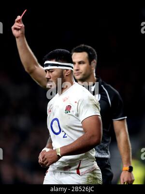 Englands Manu Tuilagi erhält beim Guinness Six Nations Match im Twickenham Stadium, London, eine rote Karte. Stockfoto