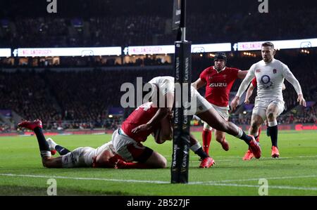 Englands Manu Tuilagi (Zentrum) erhält eine rote Karte, nachdem er während des Guinness Six Nations Matches im Twickenham Stadium, London, für einen gefährlichen Angriff auf Wales' George North vertagt wurde. Stockfoto