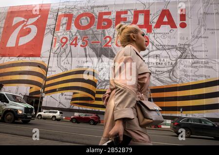 Moskau, Russland. März 2020 EIN großes Banner zum 75. Jahrestag des Sieges im Großen Vaterländischen Krieg mit der Aufschrift "Der Sieg 1945 - 2020" auf der Straße Novy Arbat im Zentrum Moskaus, Russland Stockfoto