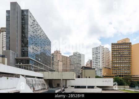 Sao PAULO, BRASILIEN - 01. MÄRZ 2020: Horizontales Bild von beeindruckenden Architekturgebäuden, die Sao Paulo zu einer touristischen Stadt Brasiliens machen Stockfoto