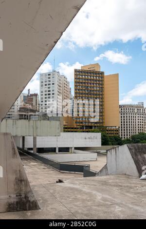 Sao PAULO, BRASILIEN - 01. MÄRZ 2020: Vertikales Bild von beeindruckenden Architekturgebäuden, die Sao Paulo zu einer touristischen Stadt Brasiliens machen Stockfoto