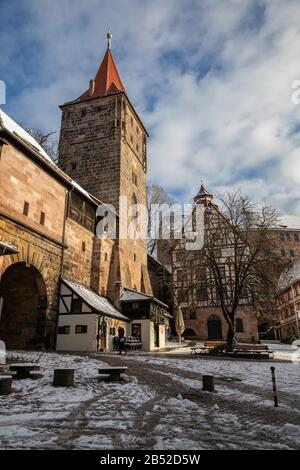 Stadttor und Touwer oder Tiergärtnertor im Winter im Zentrum von Nürnberg, Deutschland Stockfoto