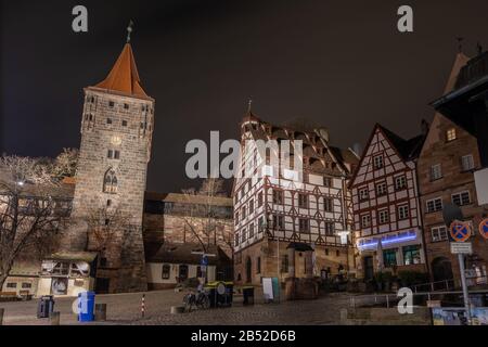 Stadttor und Touwer oder Tiergärtnertor im Winter im Zentrum von Nürnberg, Deutschland Stockfoto