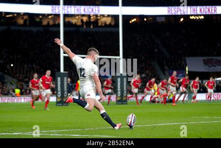 Englands Owen Farrell tritt am Ziel während der Guinness sechs Nationen Spiel im Twickenham Stadium, London. Stockfoto