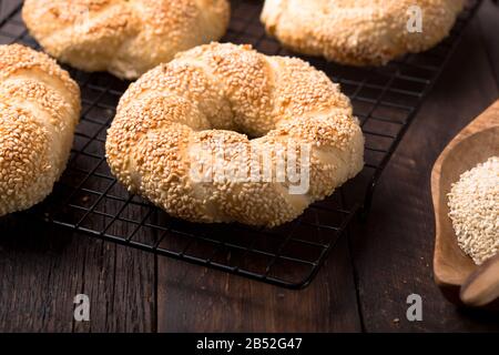 Griechische Koulouri oder türkische Bagels nannten Simit im Stapel. Traditionelle Straßennahrung, knusprige Sesambrot-Ringbagels Stockfoto