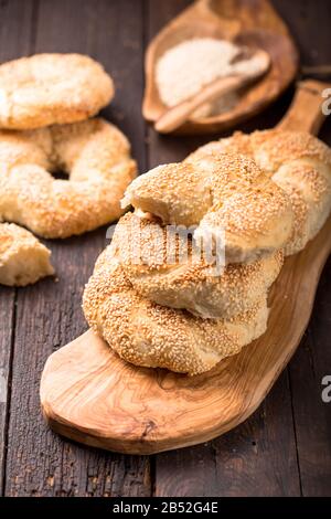 Griechische Koulouri oder türkische Bagels nannten Simit im Stapel. Traditionelle Straßennahrung, knusprige Sesambrot-Ringbagels Stockfoto