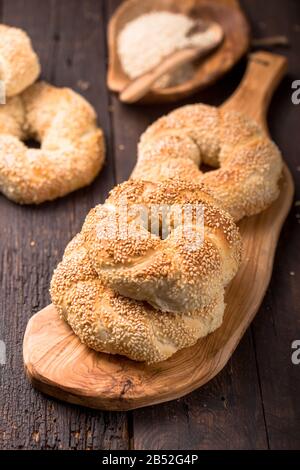 Griechische Koulouri oder türkische Bagels nannten Simit im Stapel. Traditionelle Straßennahrung, knusprige Sesambrot-Ringbagels Stockfoto