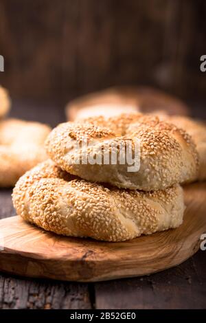 Griechische Koulouri oder türkische Bagels nannten Simit im Stapel. Traditionelle Straßennahrung, knusprige Sesambrot-Ringbagels Stockfoto