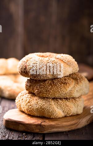 Griechische Koulouri oder türkische Bagels nannten Simit im Stapel. Traditionelle Straßennahrung, knusprige Sesambrot-Ringbagels Stockfoto