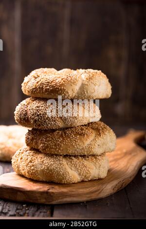 Griechische Koulouri oder türkische Bagels nannten Simit im Stapel. Traditionelle Straßennahrung, knusprige Sesambrot-Ringbagels Stockfoto