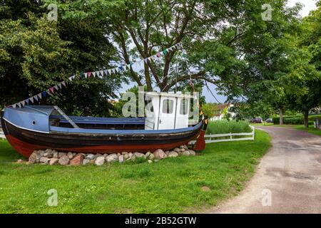 Alter mehrfarbener Fischtrawler aus Holz auf einer Wiese auf der Insel Poel, Ostsee, Gremany Stockfoto