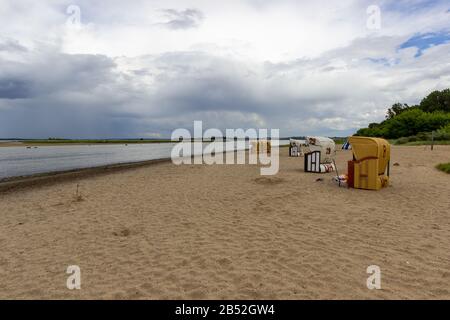 Schöner Blick auf den Strand auf der Insel Poel an der Ostsee, Deutschland mit liegen und sagen Stockfoto