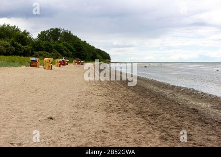 Schöner Blick auf den Strand auf der Insel Poel an der Ostsee, Deutschland mit liegen und sagen Stockfoto