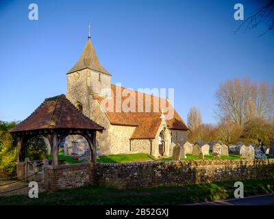 West Itchenor, Großbritannien - 8. Februar 2020: Blick auf die St. Nikolauskirche in West Itchenor innerhalb der Chichester Hafengegend von Outstanding Beauty, West Sus Stockfoto