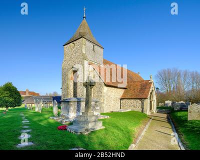 West Itchenor, Großbritannien - 8. Februar 2020: Blick auf die St. Nikolauskirche in West Itchenor innerhalb der Chichester Hafengegend von Outstanding Beauty, West Sus Stockfoto