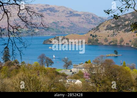 Blick auf den südlichen Teil von Ullswater von einem Hügel über Glenridding im Lake District, Cumbria, England, an einem klaren Aprilnachmittag. Stockfoto