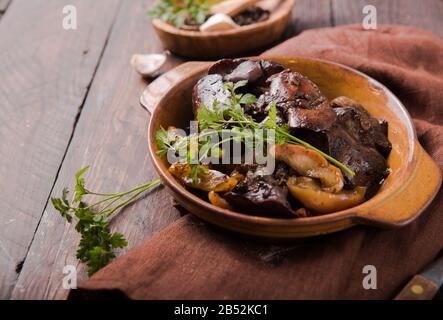 Hühnerleber mit apfel auf Holztisch gestutzt Stockfoto