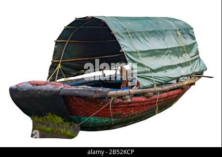 Traditionelles vietnamesisches Fischerschlitterboot. Isoliert auf weißem Hintergrund Stockfoto