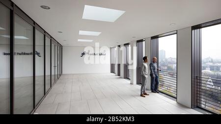 Überdachte Terrasse im oberen Stock mit Blick auf die Stadt. Frankfurt School of Finance and Management, Frankfurt am Main, Deutschland. Architekt: Henning La Stockfoto