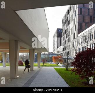 Schräglinker Blick auf den Haupteingang aus dem bereits vorhandenen Pavillon des Präsidialbaus. Frankfurt School of Finance and Management, Frankfurt am Main, Deutschland. Archit Stockfoto