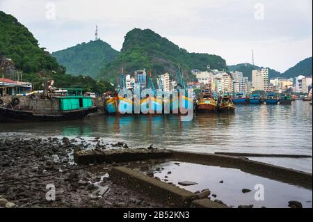 CAT Ba Island, Vietnam, 17. Oktober 2019. Traditionelle vietnamesische Fischerboote im Hafen Stockfoto