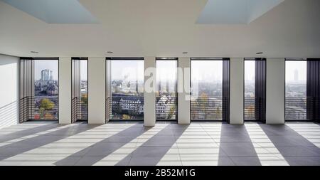 Überdachte Terrasse im oberen Stock mit Blick auf die Stadt. Frankfurt School of Finance and Management, Frankfurt am Main, Deutschland. Architekt: Henning La Stockfoto