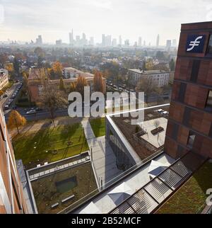 Blick von der obersten Etage zur Skyline der Stadt. Frankfurt School of Finance and Management, Frankfurt am Main, Deutschland. Architekt: Henning Larsen, Stockfoto