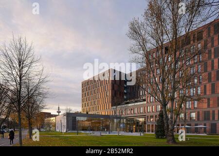 Schräge Sicht zum Haupteingang. Frankfurt School of Finance and Management, Frankfurt am Main, Deutschland. Architekt: Henning Larsen, 2017. Stockfoto