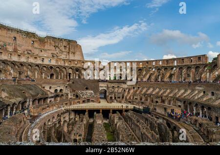 23. Mai 2015 Rom, Italien: Panoramablick auf das berühmte römische Kolosseum in Rom Italien Stockfoto