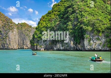 Halong Bay Inseln. Touristenattraktion, spektakuläre Kalksteingrotten natürliche Höhlenformationen. Karstlandschaften bilden sich im Meer, dem Weltnaturerbe. Stockfoto