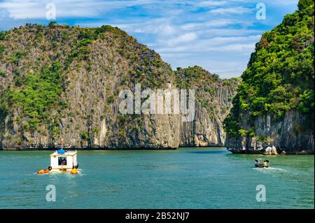 Halong Bay Inseln. Touristenattraktion, spektakuläre Kalksteingrotten natürliche Höhlenformationen. Karstlandschaften bilden sich im Meer, dem Weltnaturerbe. Stockfoto