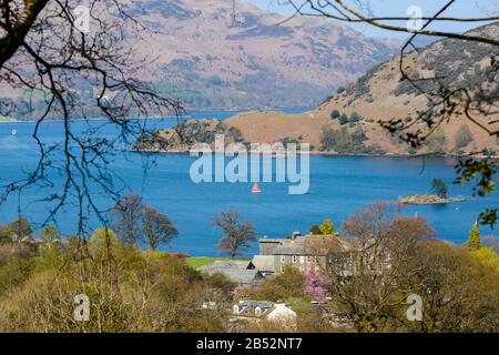 Blick auf den südlichen Teil von Ullswater von einem Hügel über Glenridding im Lake District, Cumbria, England, an einem klaren Aprilnachmittag. Stockfoto