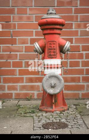 Brandhydrant vor einer Wand. Stockfoto