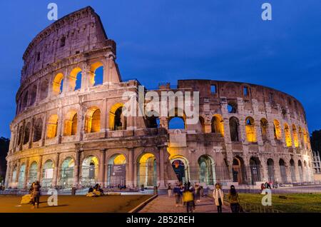 23. Mai 2015 Rom, Italien: Herrlicher Blick auf das berühmte römische Kolosseum am Abend in Rom Italien Stockfoto